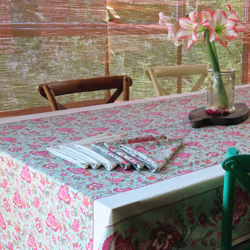 A lovely fresh tablecloth for spring that displays a delicate border on both lengths. Perfect for long lunches with friends and family.