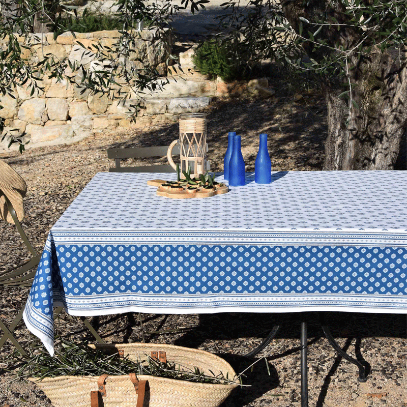 The Sormiou white and blue rectangular tablecloth makes you feel by the sea