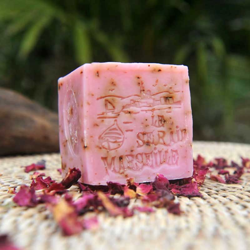 French Bliss sells online French soaps made in France. Our 150g exfoliating scented soaps are perfect to get rid of dead skins and show a radiant new skin. Available in different options: Rose, Lavender and Verbena.